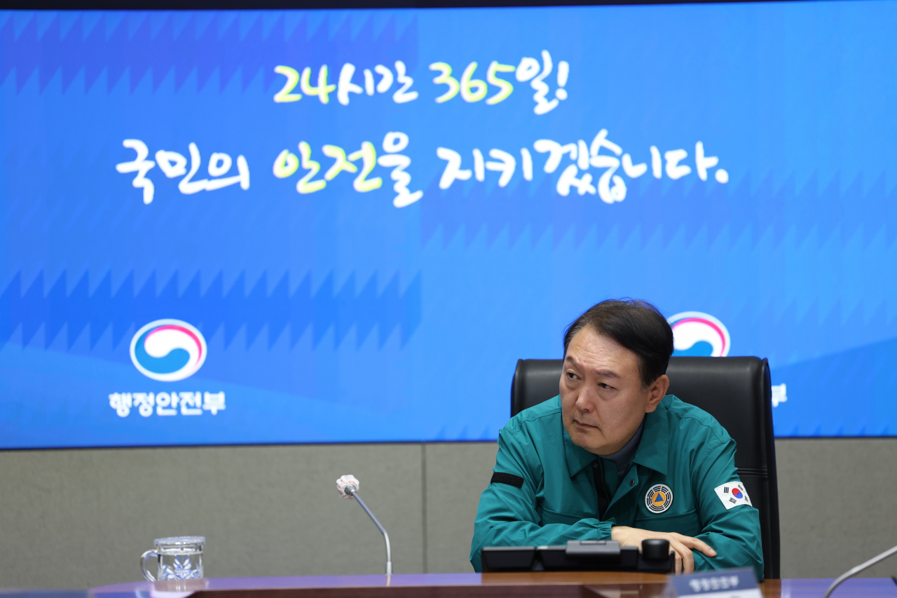 윤석열 대통령이 이태원 핼러윈 인명사고 관련 30일 오전 서울 세종로 정부서울청사 중앙재난안전상황실에서 긴급 상황점검회의를 주재하고 있다. [연합]