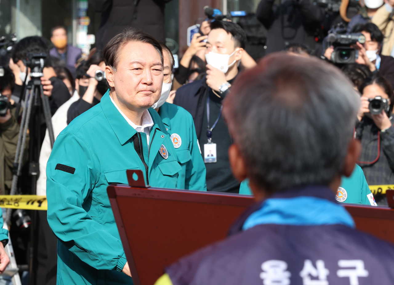 윤석열 대통령이 30일 서울 용산구 이태원동 '핼러윈 인파' 압사 사고 현장을 둘러보고 있다. [연합]