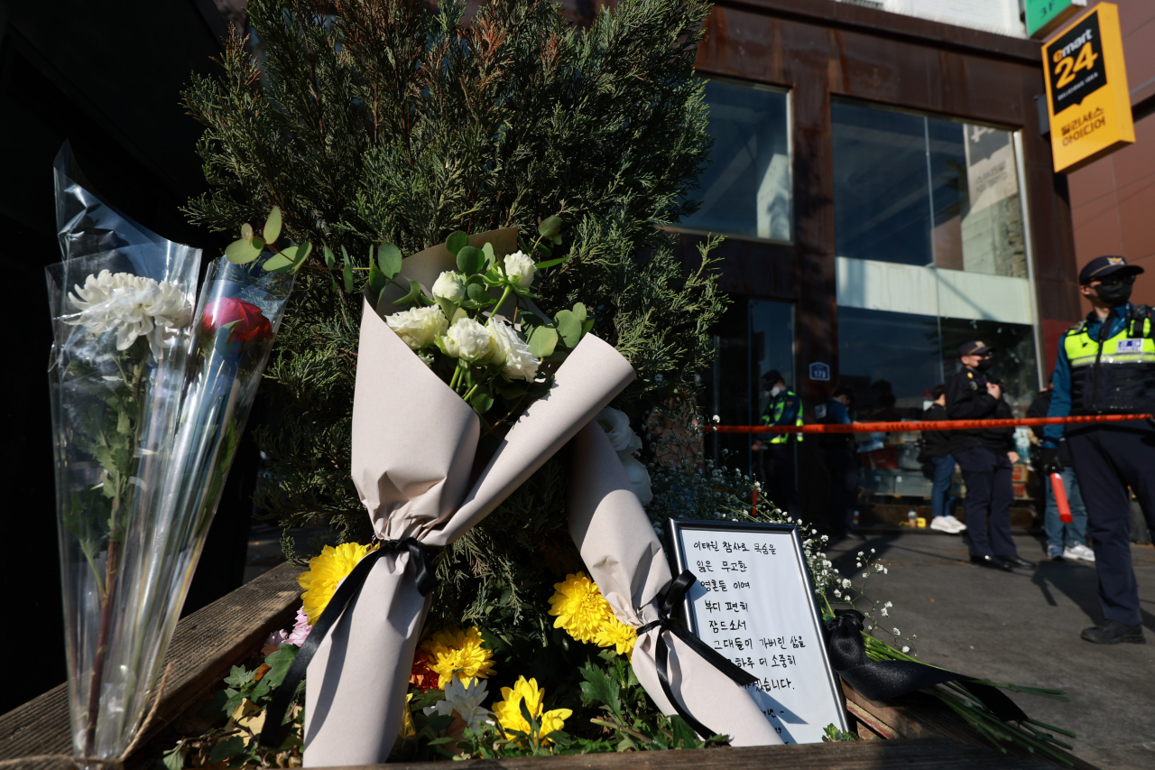 30일 서울 용산구 이태원동 핼러윈 인파 압사 사고 현장 부근에 희생자를 추모하는 꽃과 편지가 놓여 있다. [연합]