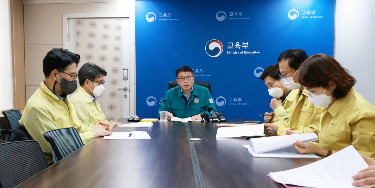 장상윤 교육부 차관이 30일 서울 영등포구 여의도동 한국교육시설안전원에서 열린 '이태원 압사 참사' 관련 시도교육청 긴급 대책회의를 주재하고 있다. [연합]