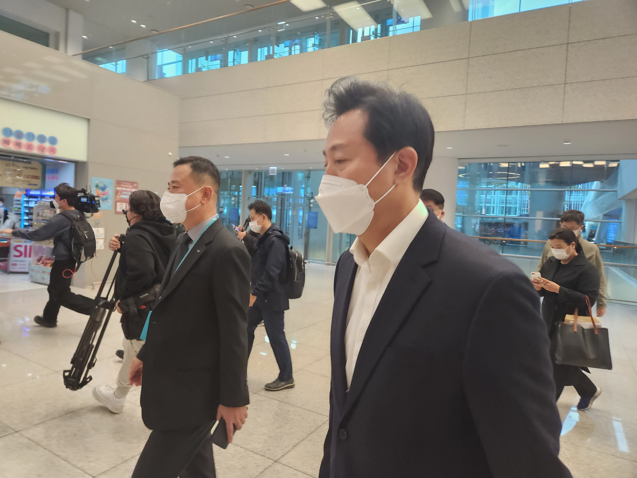 오세훈 서울시장이 30일 인천국제공항 제2터미널로 들어오고 있다. 해외 출장 중이던 오 시장은 이태원 압사 참사 소식을 전해 듣고 급히 귀국했다. [연합]