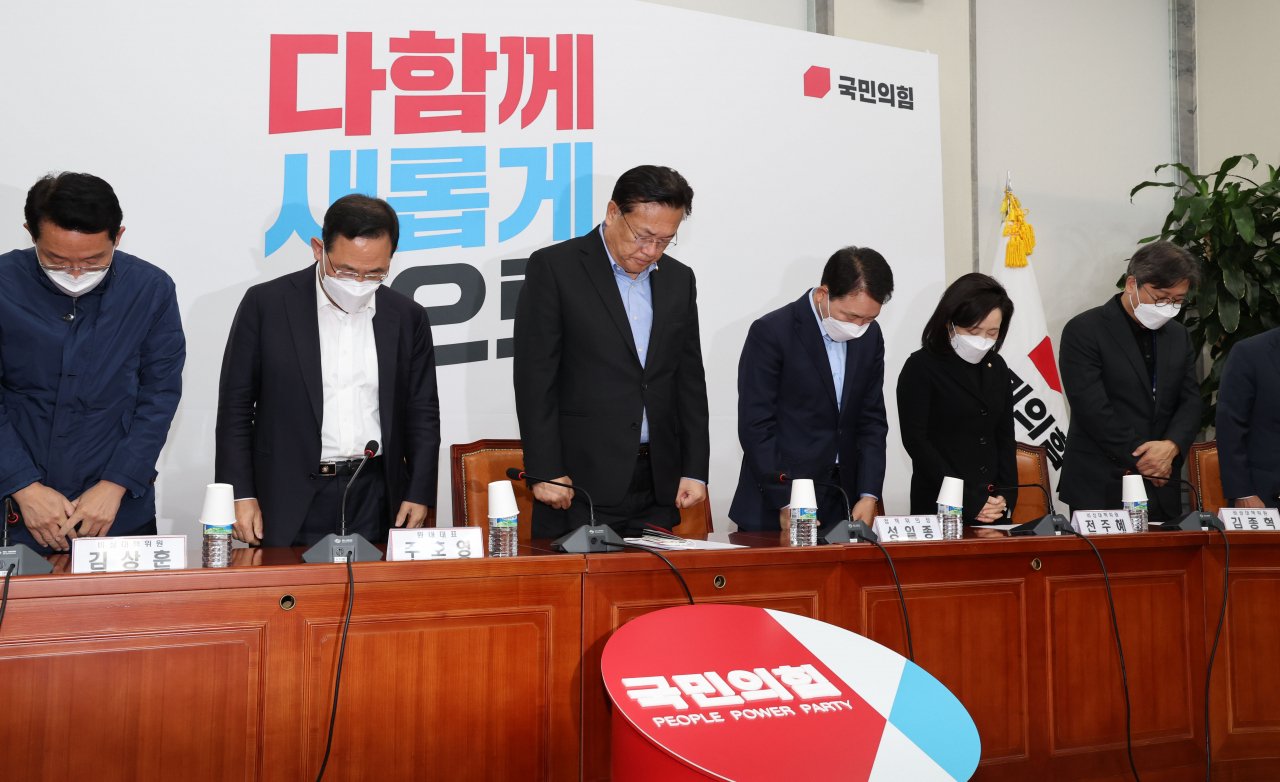 국민의힘 정진석 비상대책위원장과 비대위원들이 30일 오전 서울 여의도 국회에서 열린 이태원 사고 관련 긴급 비상대책위원회의에서 희생자들의 명복을 비는 묵념을 하고 있다. [연합]