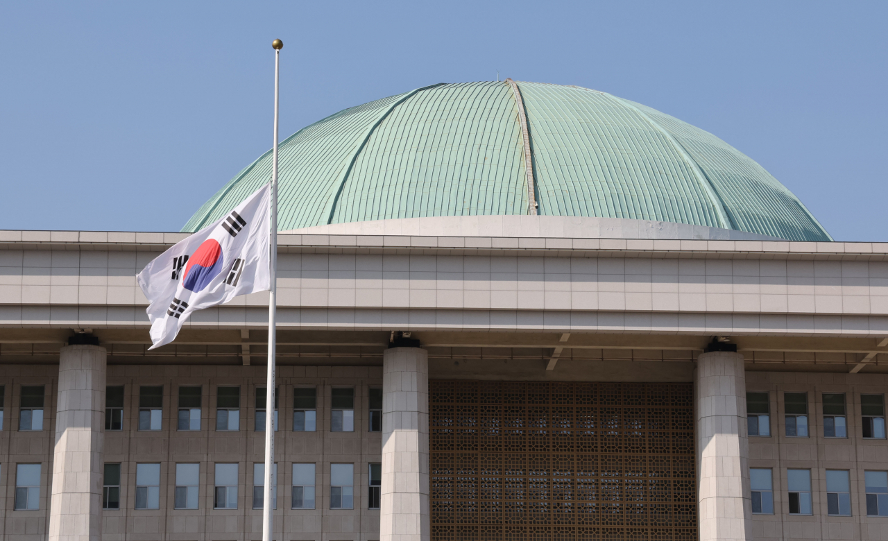 30일 서울 여의도 국회에 '이태원 압사 참사' 희생자들에 대한 조의를 표하는 조기가 게양돼 있다. [연합]