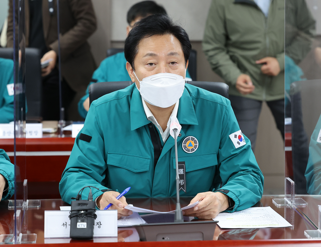오세훈 서울시장이 30일 오후 서울시청에서 열린 용산구 이태원 핼러윈 인파 압사 사고 관련 상황 점검 회의에서 발언하고 있다. 오 시장은 가슴에 '근조' 글자가 있는 검은색 리본을 달고 있다. [연합]