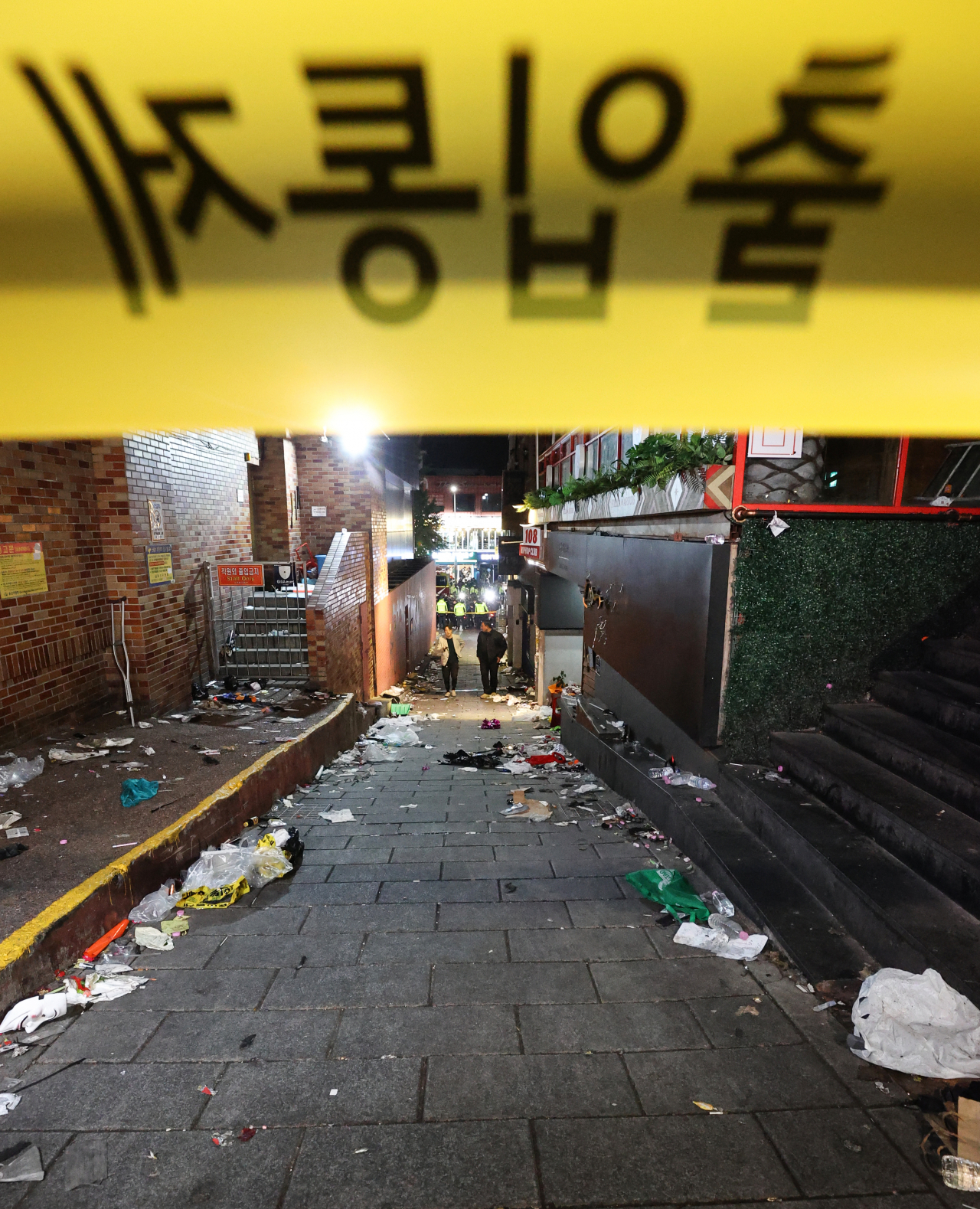 30일 오전 서울 용산구 이태원 인명사고 현장이 출입 통제되고 있다. [연합]