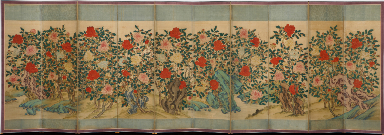 모란도 병풍, 19세기 초, 비단에 색 ,194cm&times;580cm , 국립중앙박물관 소장. 진표리도에서 혜경궁 뒤로 둘러진 모란병풍과 흡사한 모란도 병풍이다. 조선 왕실은 상서로움과 복이 가득하기를 기원하는 의미로 다양한 의례용품에 모란무늬로 장식했다. [사진=국립중앙박물관]