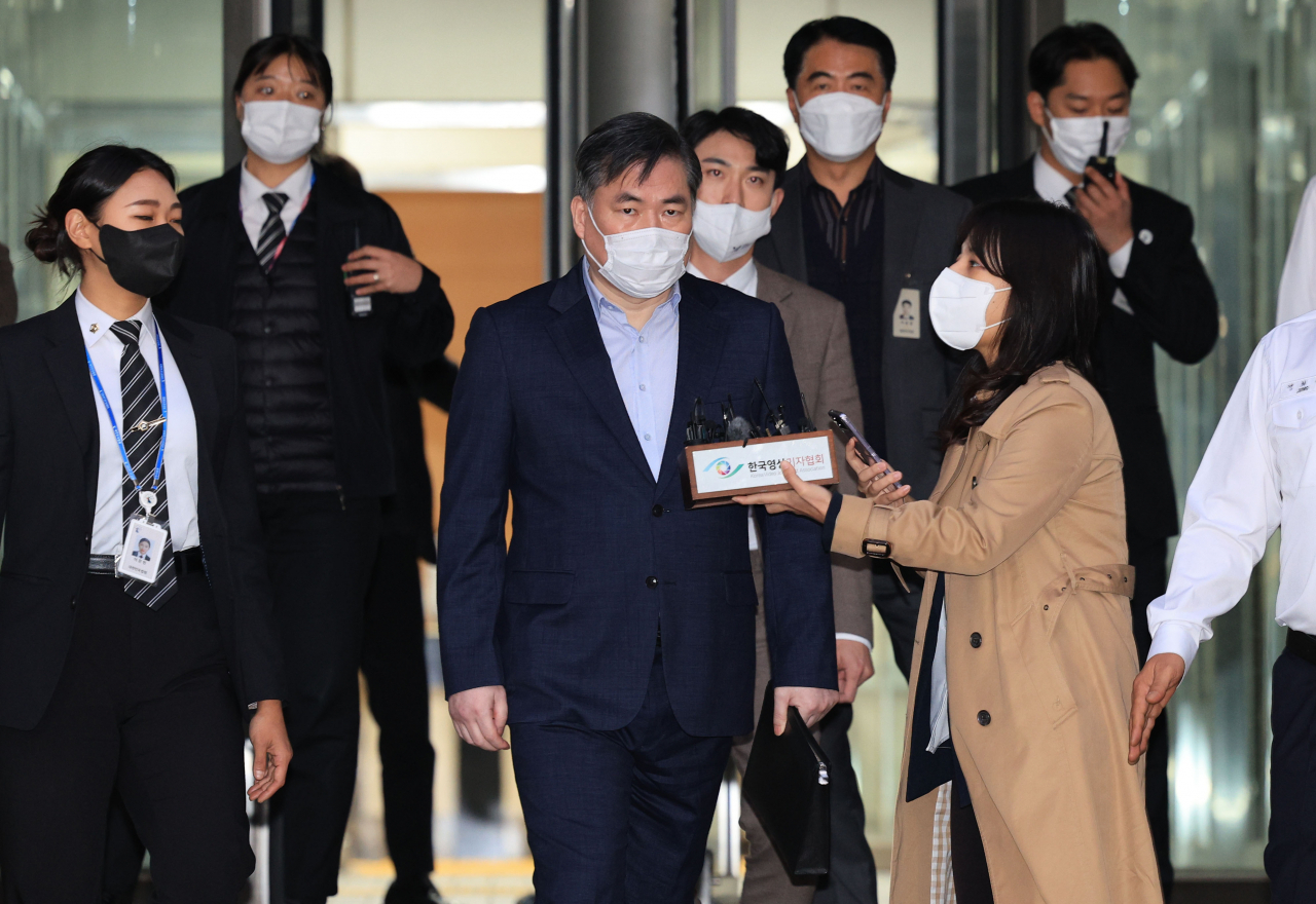 유동규 전 성남도시개발공사 본부장이 28일 오후 서울 서초구 서울중앙지법에서 열린 대장동 개발 사업 로비·특혜 의혹 관련 속행 공판을 마치고 나와 취재진 질문을 듣고 있다. [연합]