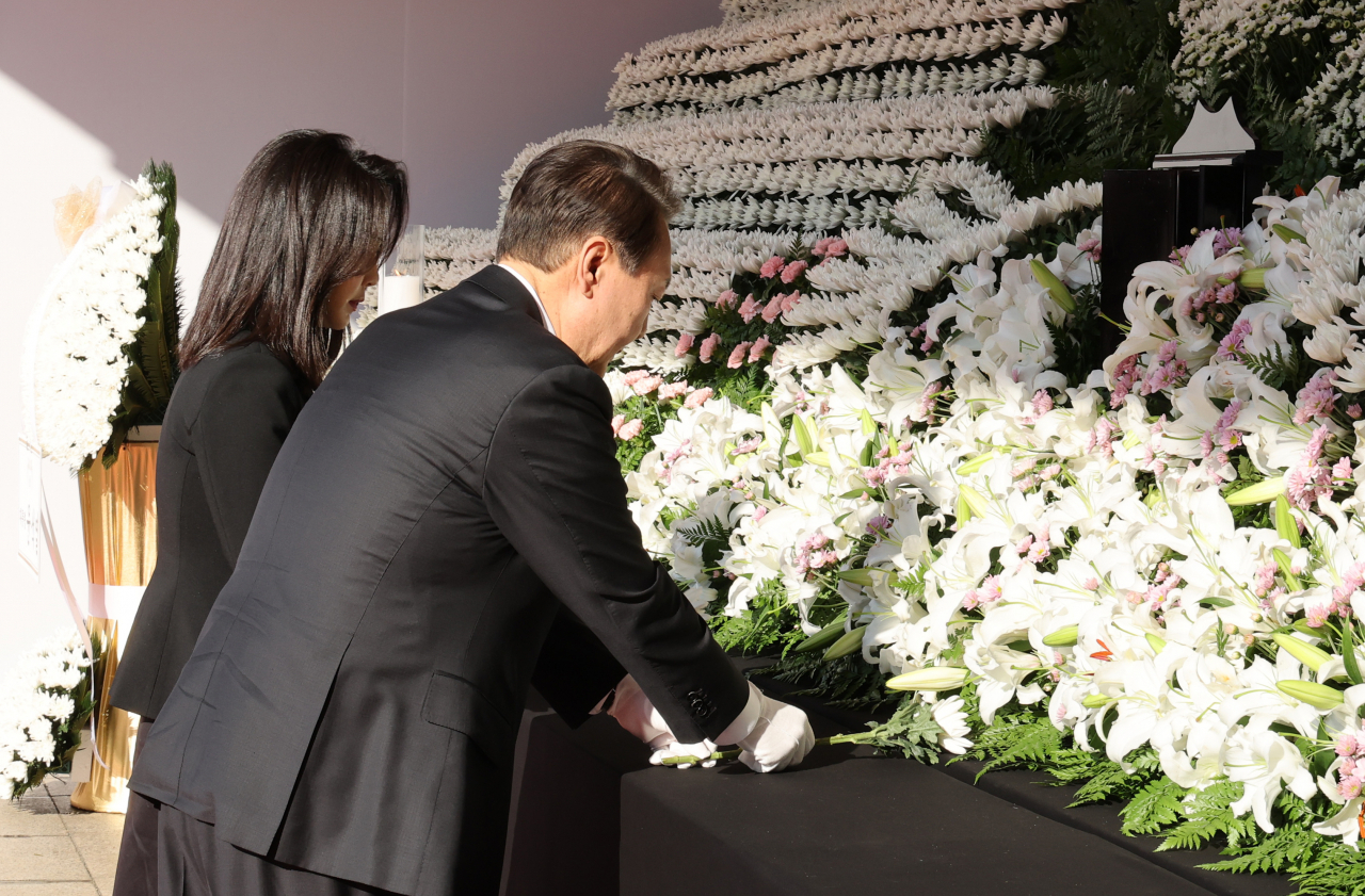 윤석열 대통령과 김건희 여사가 31일 오전 서울광장에 마련된 이태원 사고 사망자 합동분향소를 방문, 조문하고 있다. [연합]