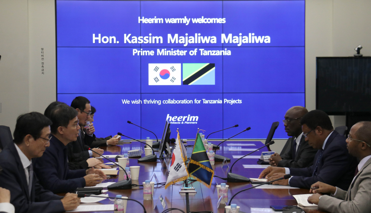 희림 정영균 회장과 탄자니아 카심 마잘리와 총리 등 관계자들이 지난 28일 서울 상일동 희림 본사에서 회의하고 있는 모습. [희림 제공]