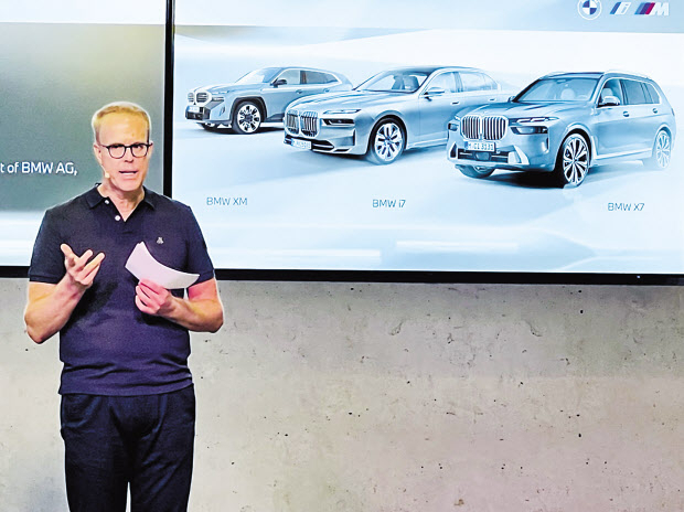 프랭크 웨버 BMW그룹 기술개발총괄 이사가 지난 13일 미국 캘리포니아주 팜스프링스에서 열린 BMW 7시리즈 프레젠테이션에서 개발 방향성을 설명하고 있다.