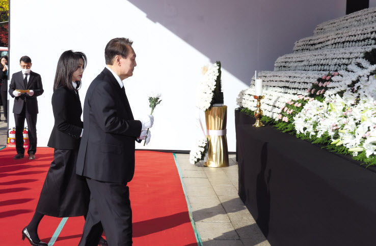 윤석열 대통령과 김건희 여사가 31일 오전 서울광장에 마련된 이태원 사고 사망자 합동분향소를 방문, 조문하고 있다. [연합]