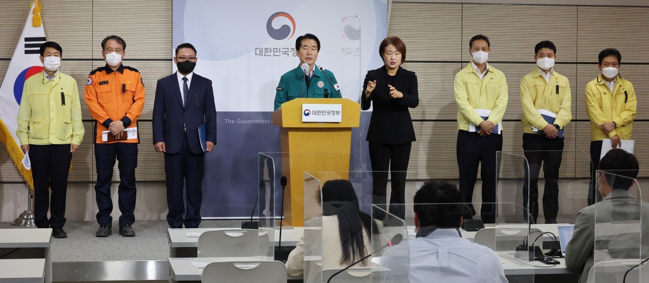 김성호 행정안전부 재난안전관리본부장(왼쪽 네번째)이 31일 오전 세종시 정부세종청사에서 경찰청, 소방청, 복지부 등 배석자들과 '이태원 압사 참사' 관련 중대본 회의 내용 등을 브리핑하고 있다. [연합]