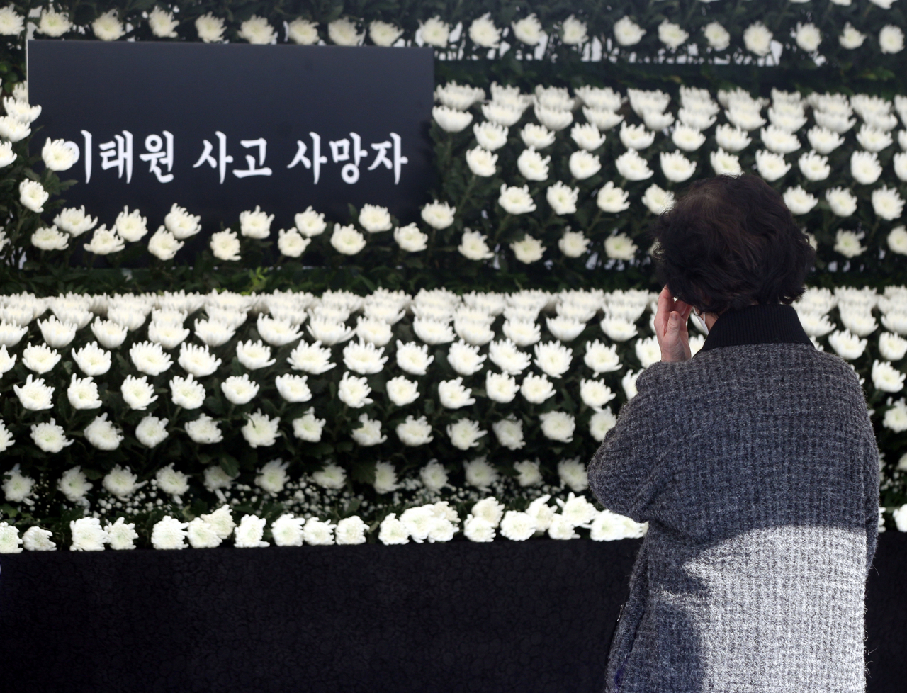 31일 오전 서울 용산구 녹사평역 광장에서 한 시민이 이태원 사고 희생자들을 추모하기 위해 합동분향소를 찾았다. [연합]