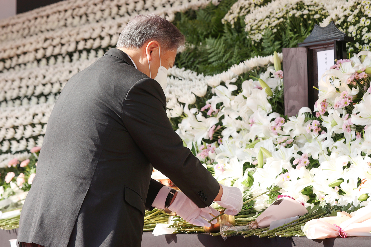 Foreign Minister Park Jin visit a mourning altar for the victims of last weekend's Halloween crowd crush at Seoul Plaza in central Seoul on Monday. (Yonhap)