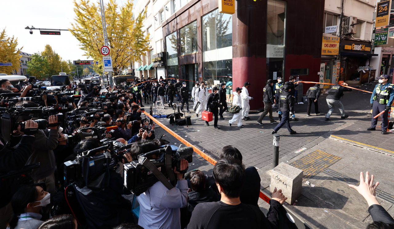 31일 오후 국립과학수사연구원 및 경찰 관계자 등이 이태원 압사 참사 현장감식을 위해 서울 용산구 이태원 사고현장으로 들어가고 있다. [연합]