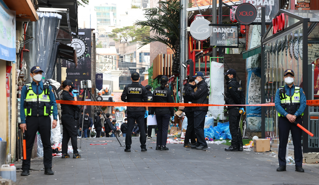 Police and the National Forensic Service officials conduct a joint inspection at the scene of the crowd surge accident in Itaewon, Yongsan-gu, Seoul, on Monday. (Yonhap)