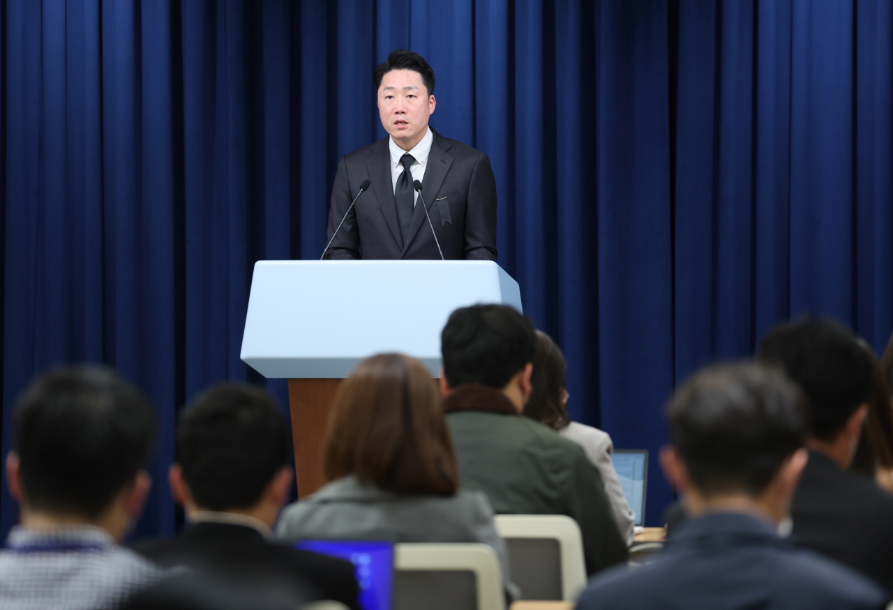 이재명 대통령실 부대변인이 31일 서울 용산 대통령실 청사에서 이태원 참사 희생자를 추모하는 검은 리본을 가슴에 달고 현안 브리핑을 하고 있다. [연합]