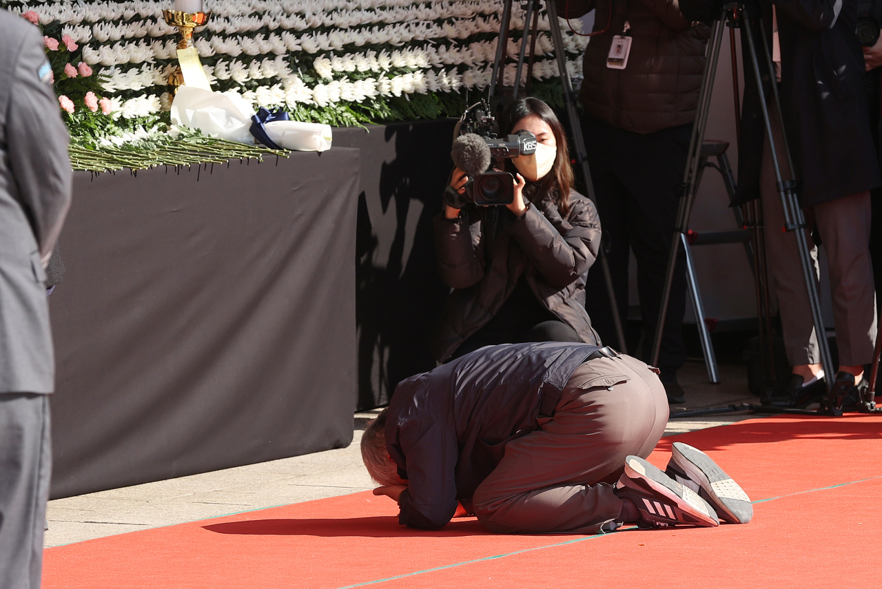 A man on his knees pays tribute at a memorial altar for the victims of the Halloween crowd surge in Seoul`s Itaewon at Seoul Plaza, in front of Seoul City Hall, Monday. (Yonhap)