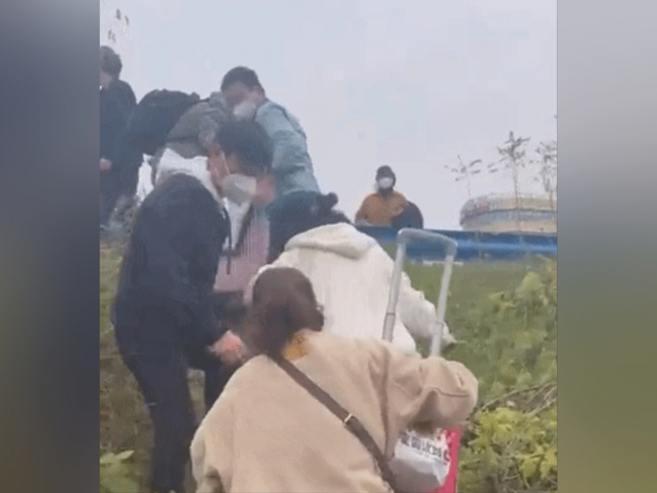 스티븐 맥도넬 BBC 중국특파원이 중국 정저우 폭스콘 공장근로자들이 탈출 중인 모습으로 보이는 영상을 공유했다. 코로나19 폐쇄 조치에 반발한 것으로 추정된다. [트위터]