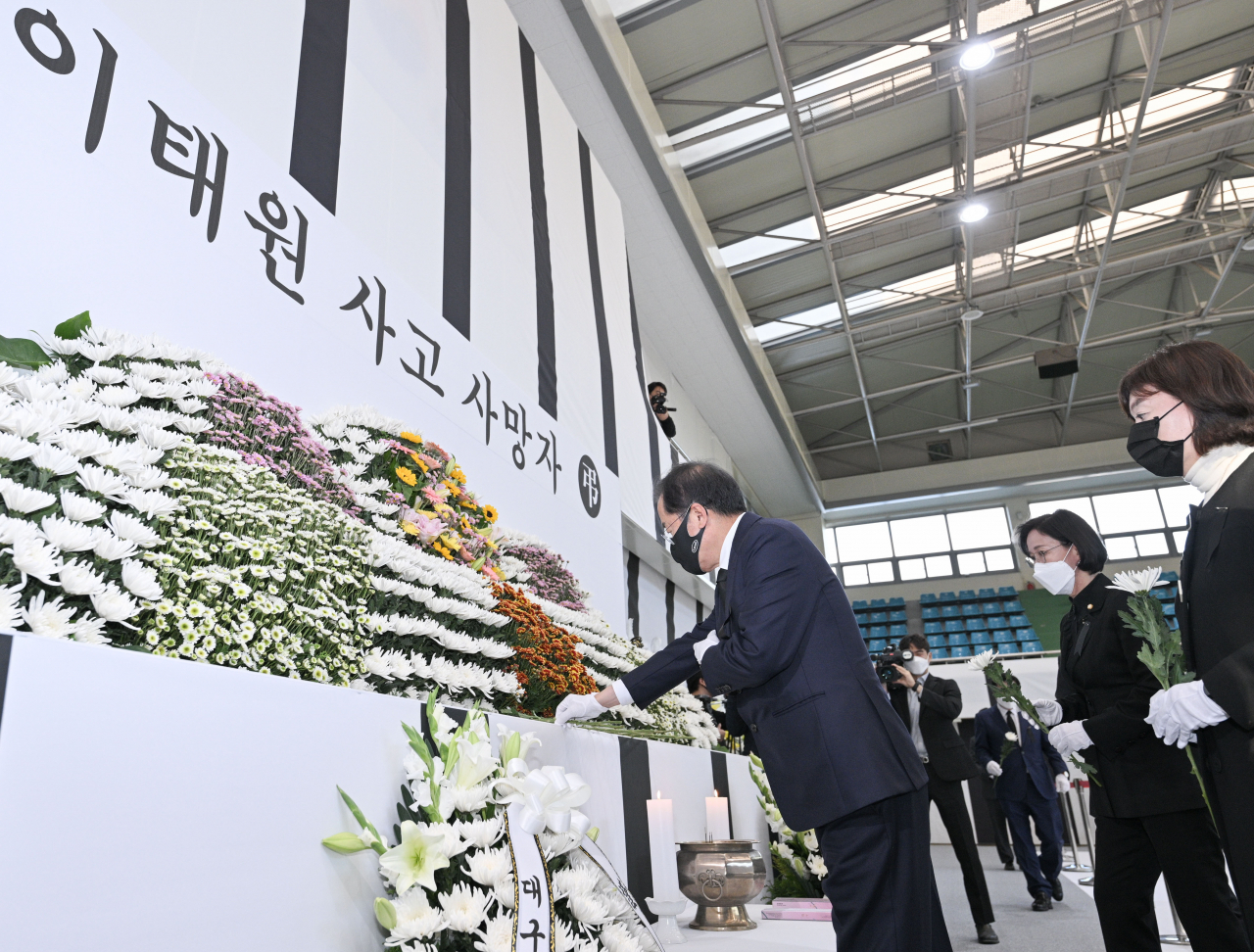 홍준표 대구시장이 31일 합동분향소를 찾아 조문했다.[대구시 제공]