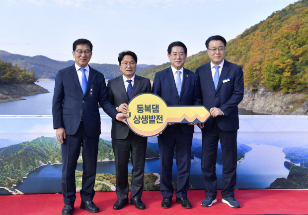 강기정 광주시장(왼쪽 두번째)과 김영록 전남지사(왼쪽 3번째), 구복규 화순군수는 지난 31일 오후 화순 동복댐에서 광주·전남 생상발전 현안과제 중 하나인 ‘동복댐 수질개선 및 상생발전 협약’을 체결했다. [광주시 제공]