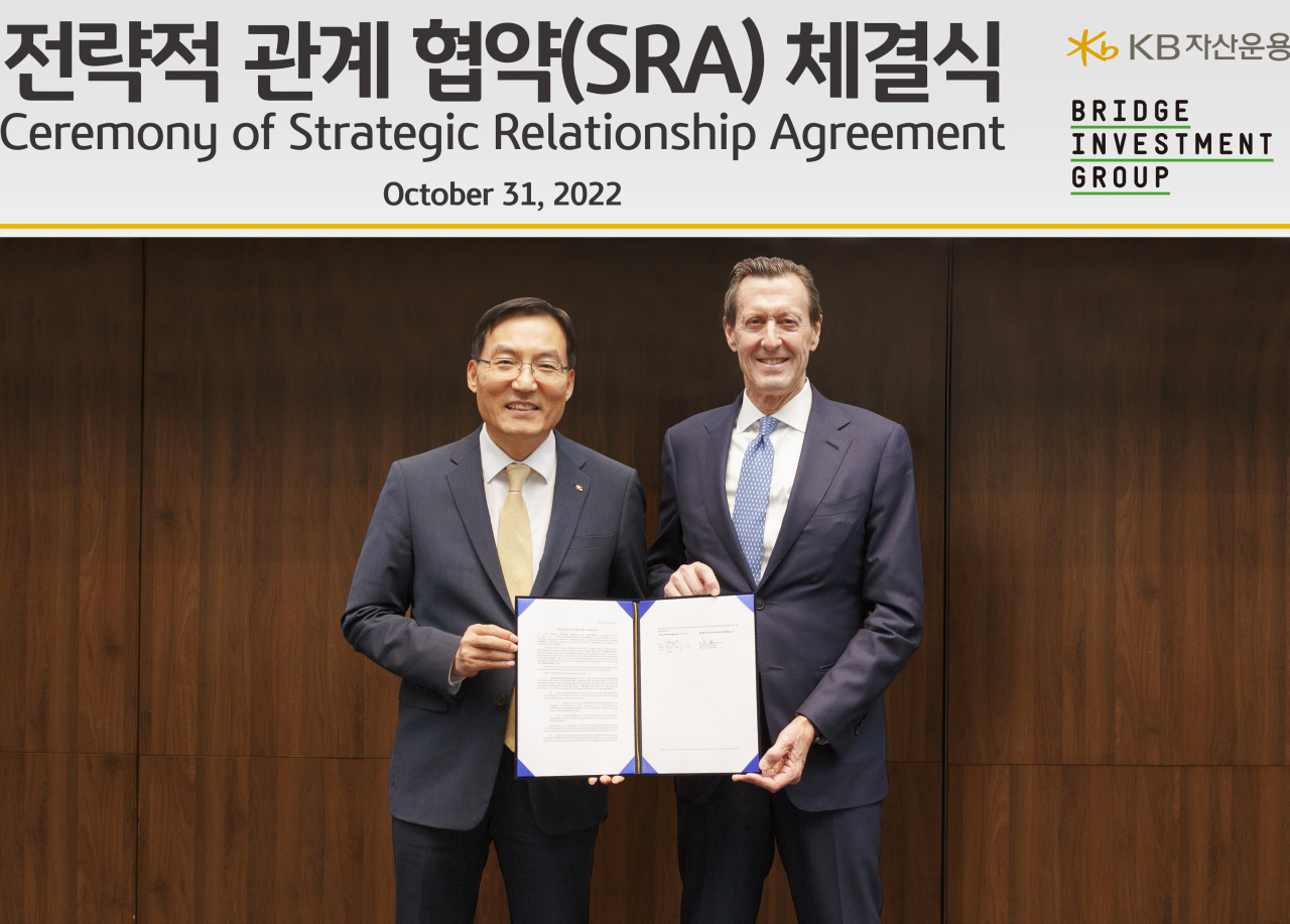 지난달 31일 KB자산운용의 이현승 대표(사진 왼쪽)와 브릿지투자그룹 로버트 모스(Robert Morse) 회장이 전략적 관계협약(SRA)를 체결한 뒤 기념촬영을 하고 있다. [KB자산운용 제공]