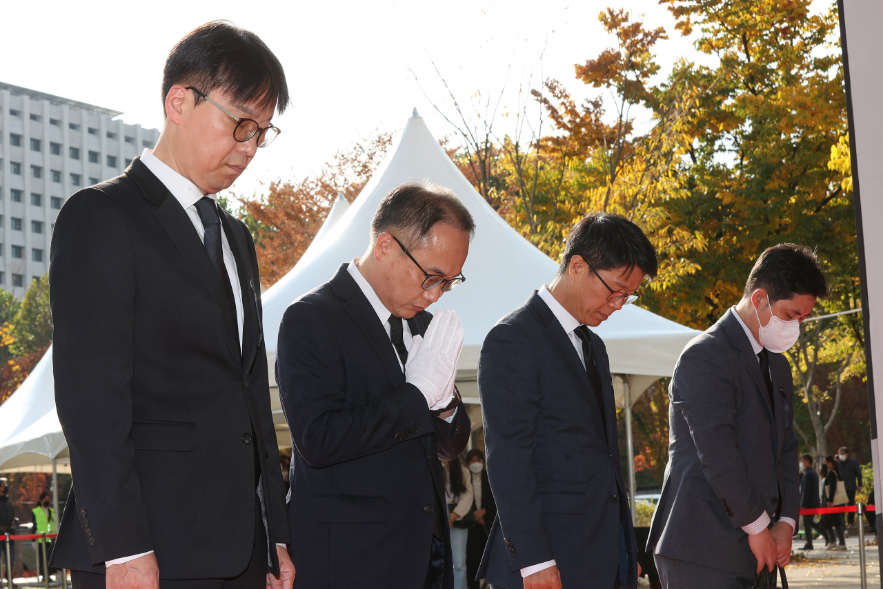 이원석 검찰총장(왼쪽 두번째)이 31일 서울광장에 마련된 이태원 사고 사망자 합동분향소를 방문해 조문하고 있다. [연합]