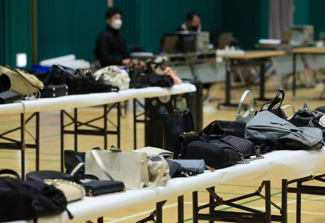 지난 31일 밤 서울 용산구 원효로 다목적 체육관에 마련된 이태원 사고 유실물센터에 유실물들이 놓여 있다. 유실물센터는 이날 밤부터 오는 11월 6일까지 운영된다. [연합]