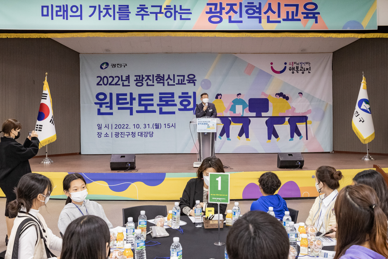김경호 광진구청장이 원탁토론회에서 말하고 있다. [광진구 제공]