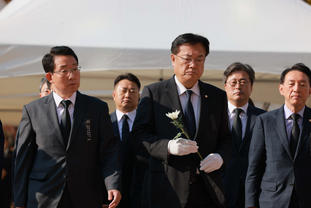 정진석 국민의힘 비상대책위원장을 비롯한 국민의힘 관계자들이 31일 오전 서울광장 합동분향소를 찾아 이태원 참사 희생자들을 조문하고 있다. [연합]
