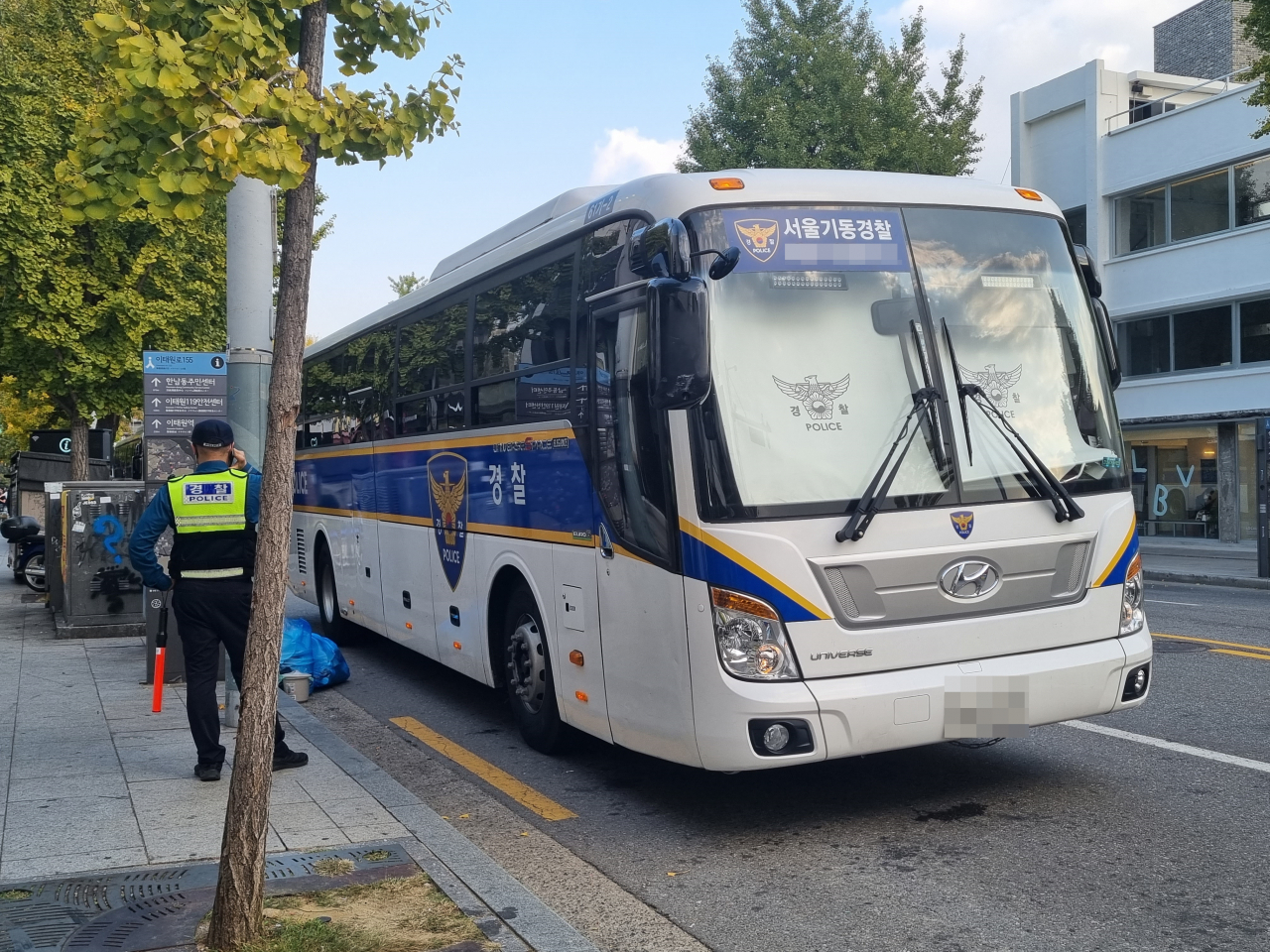 지난10월 31일 오후 서울 용산구 이태원동 일대에 경찰기동버스가 주차돼 있다. 김영철 기자