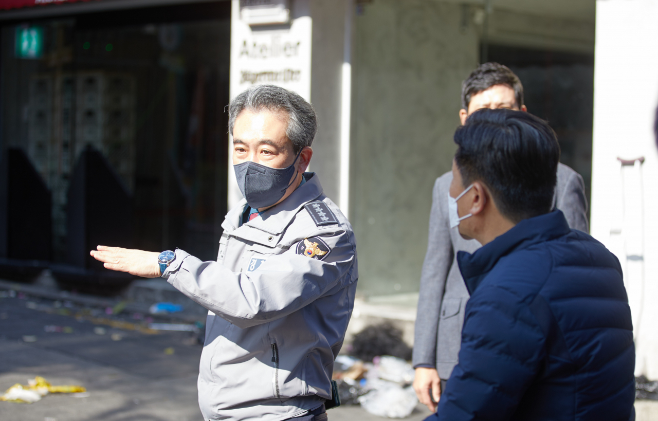 윤희근 경찰청장이 지난달 30일 ‘이태원 핼러윈 압사 참사’ 현장을 방문해 둘러보고 있다. [경찰청 제공]