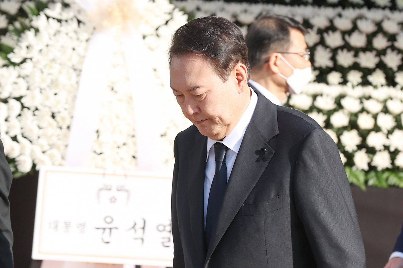 President Yoon Suk-yeol visits a mourning altar for victims of the Halloween crowd crush at Seoul Plaza in the capital on Monday. (Yonhap)