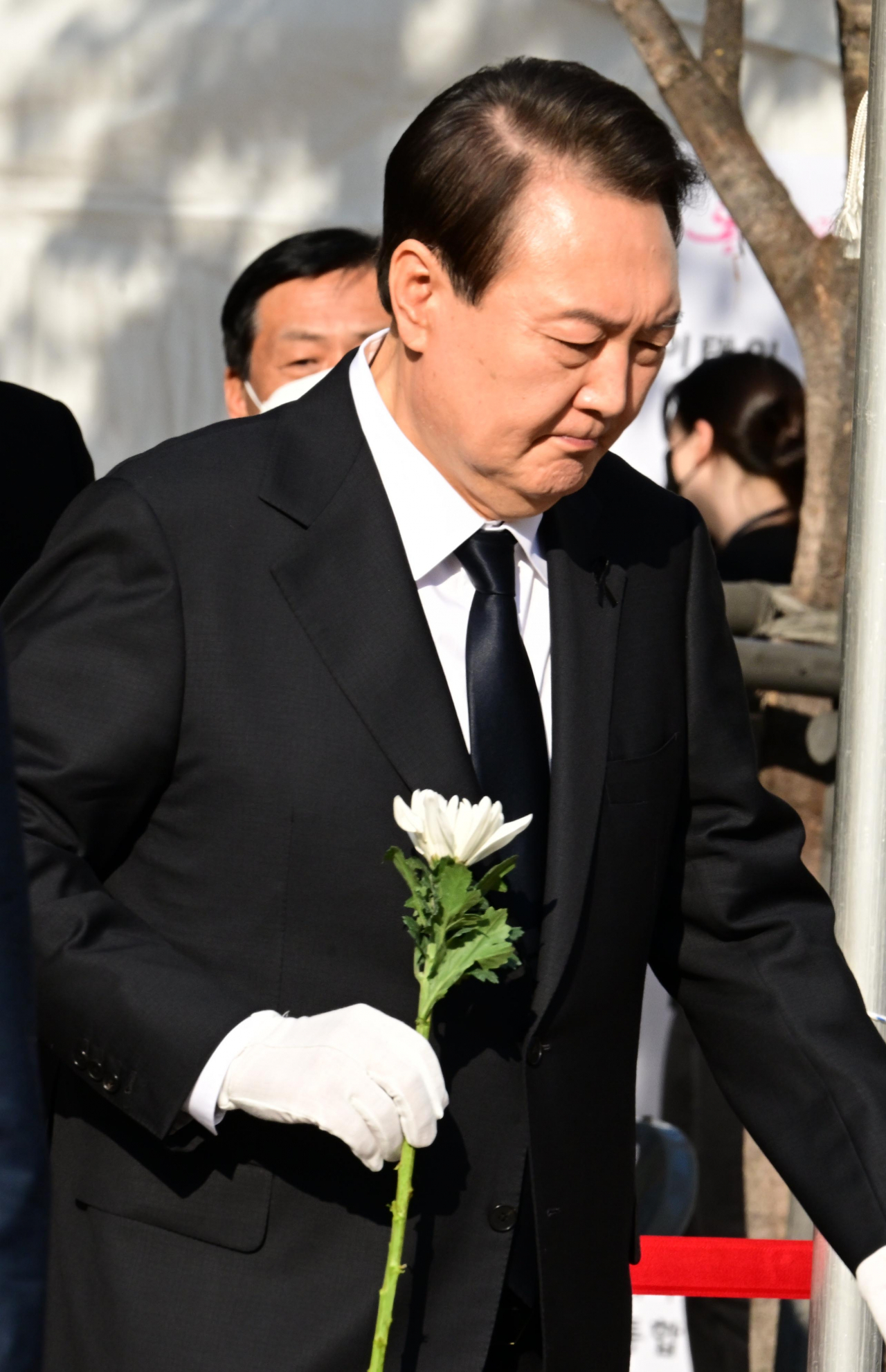 윤석열 대통령과 김건희 여사가 13일 오전 서울광장에 마련된 이태원 사고 사망자 합동 분향소를 찾아 조문하고 있다. 박해묵 기자