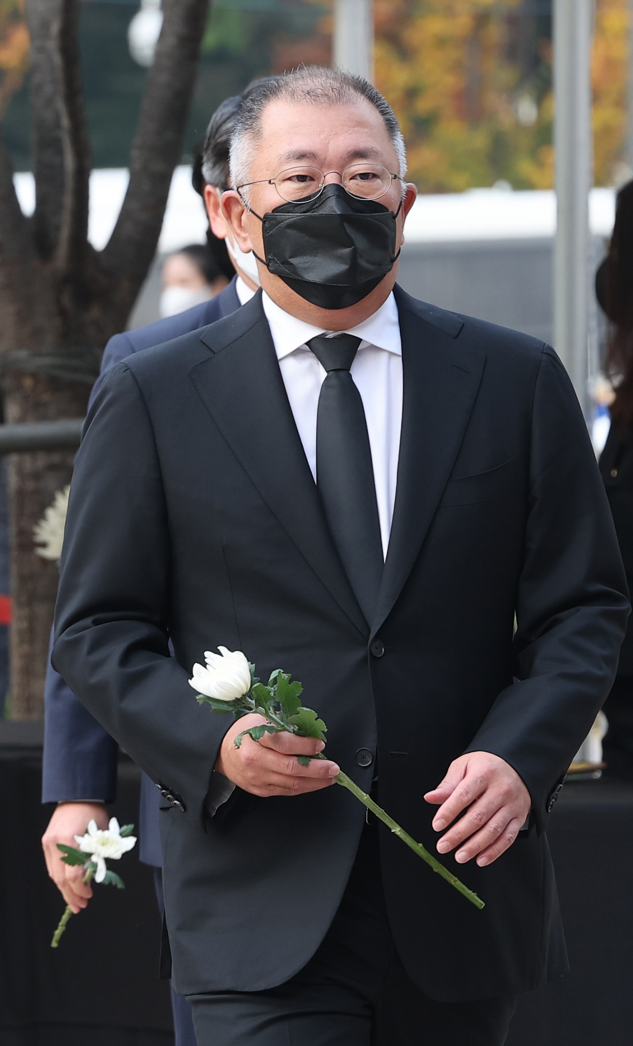 정의선 현대차그룹 회장이 1일 오전 서울 중구 서울광장에 마련된 이태원 참사 합동분향소에서 조문하고 있다. [연합]