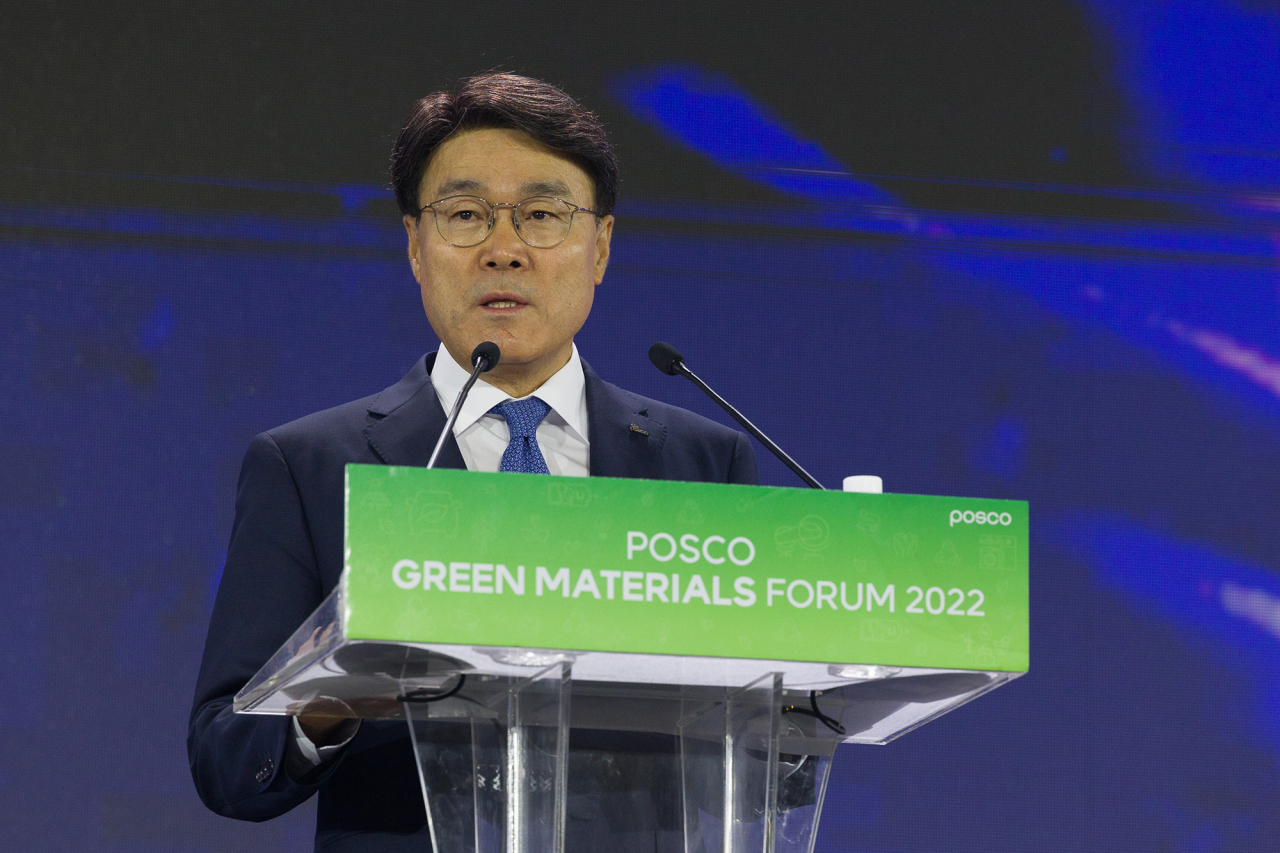 포스코가 1일 송도 컨벤시아에서 '친환경소재포럼 2022'를 개최했다. 최정우 포스코그룹 회장이 기조연설을 하고 있다.[포스코 제공]
