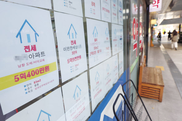 서울 시내의 한 부동산 중개업소에 매물 정보가 붙어 있다. [연합]