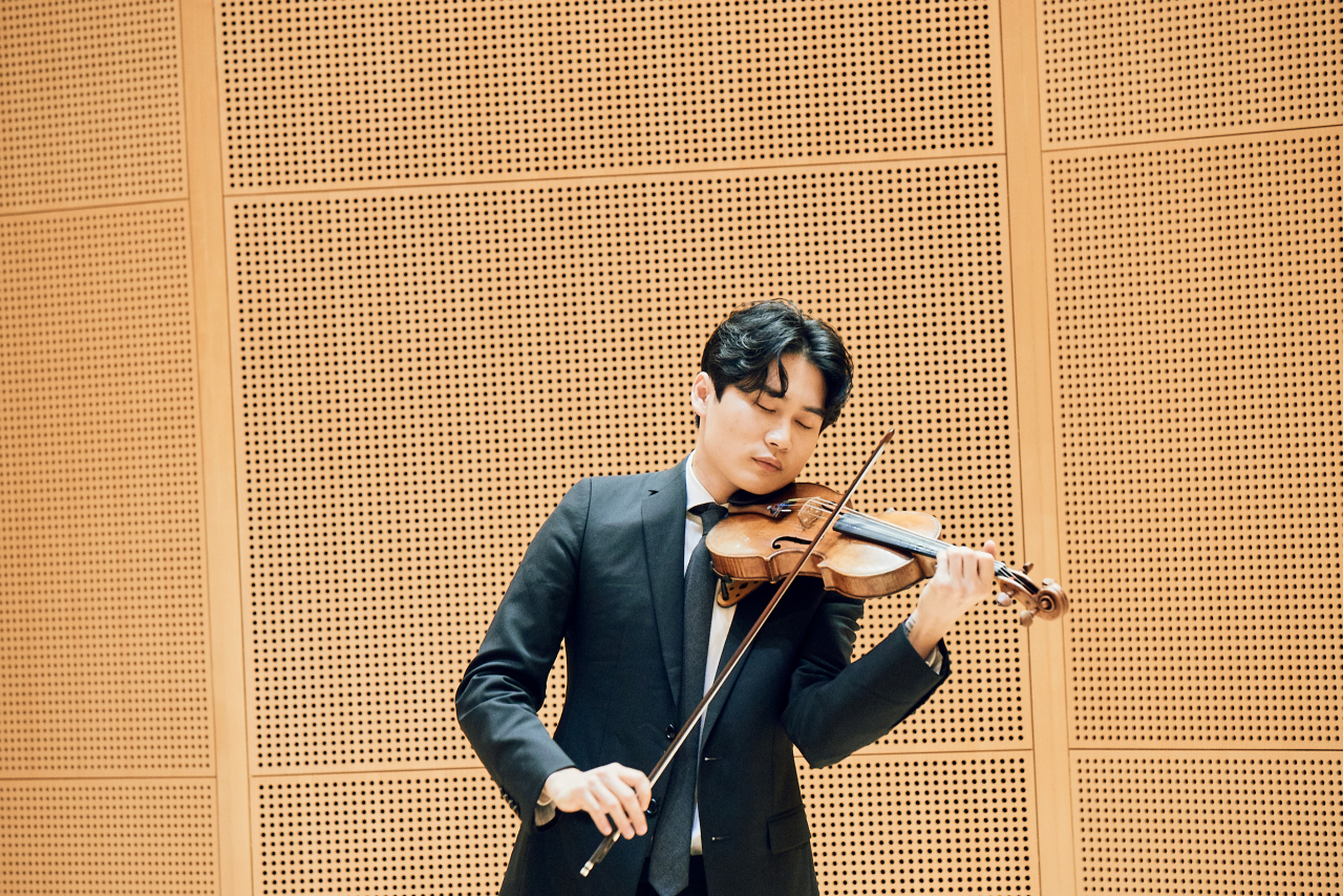 바이올리니스트 양인모는 오는 20일 부산시립교향악단의 창단 60주년 기념 무대에서 진은숙 바이올린 협주곡을 연주한다. 그는 “동시대 음악의 중요성을 많이 느끼고 있다”며 “그것에 더욱 매진할 예정”이라고 했다. [롯데문화재단 제공]