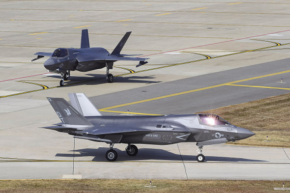 미군 F-35B 편대가 군산기지에 착륙해 주기장으로 향하는 모습. [연합]