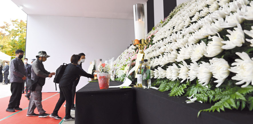 1일 서울시청 앞 서울광장 ‘이태원 사고 사망자 합동 분향소’를 찾은 시민이 차분하게 추모하고 있다. 전날 퇴근길에 이어 이날 출근길에도 많은 사람이 분향소를 찾아 추모했다. 희생자들과 동년배인 20·30대 직장인의 추모도 전날 퇴근길과 이날 출근길에 많았다. 박해묵 기자