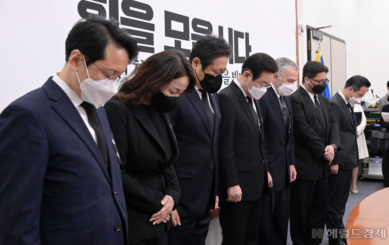 [사진=필립 골드버그 주한 미 대사가 1일 서울 여의도 국회에서 이재명 더불어민주당 대표을 접견하고 이태원 참사 희생자에 묵념을 하고 있다. 이상섭 기자]