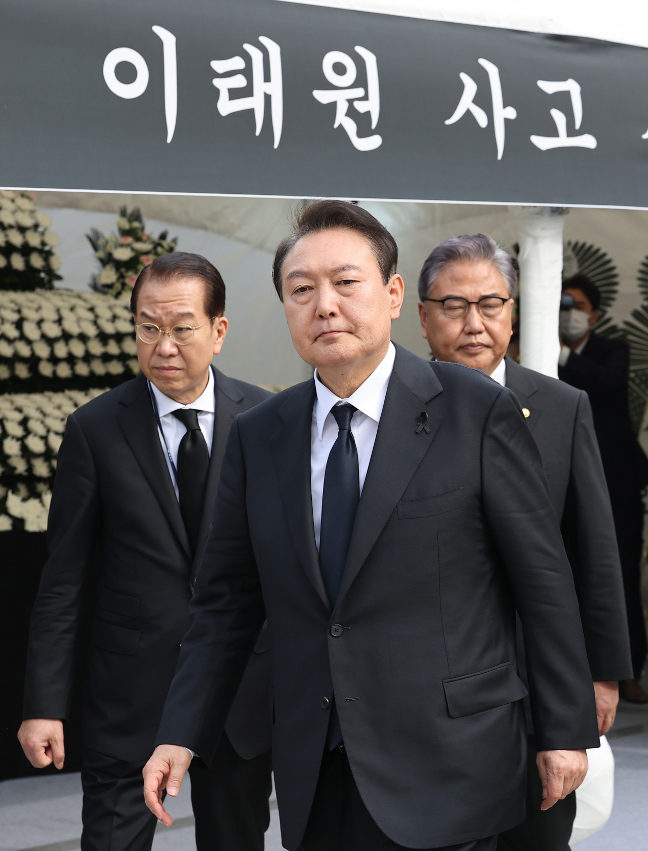 윤석열 대통령이 국무위원들과 함께 1일 서울 용산구 녹사평역 광장에 마련된 이태원 사고 사망자 합동분향소를 찾아 조문한 뒤 이동하고 있다. [연합]