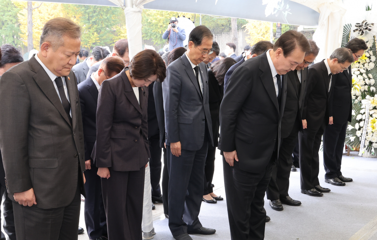 윤석열 대통령이 1일 서울 용산구 녹사평역 광장에 설치된 이태원 사고 사망자 합동분향소에서 조문하고 있다. [연합]