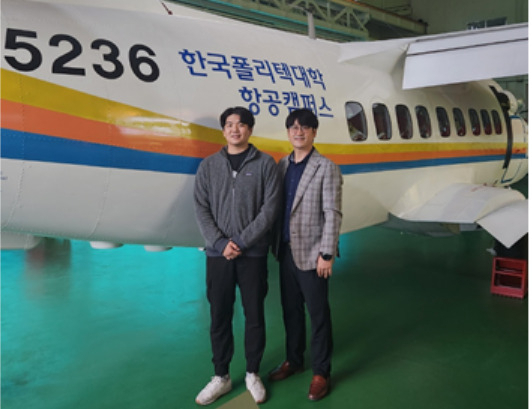 경남 사천 한국폴리텍대학 항공캠퍼스를 찾은 2019년 졸업생 한국항공우주산업(KAI) 이종현 연구원(왼쪽)과 항공전기전자정비과 윤근수 교수. [한국폴리텍대학 제공]