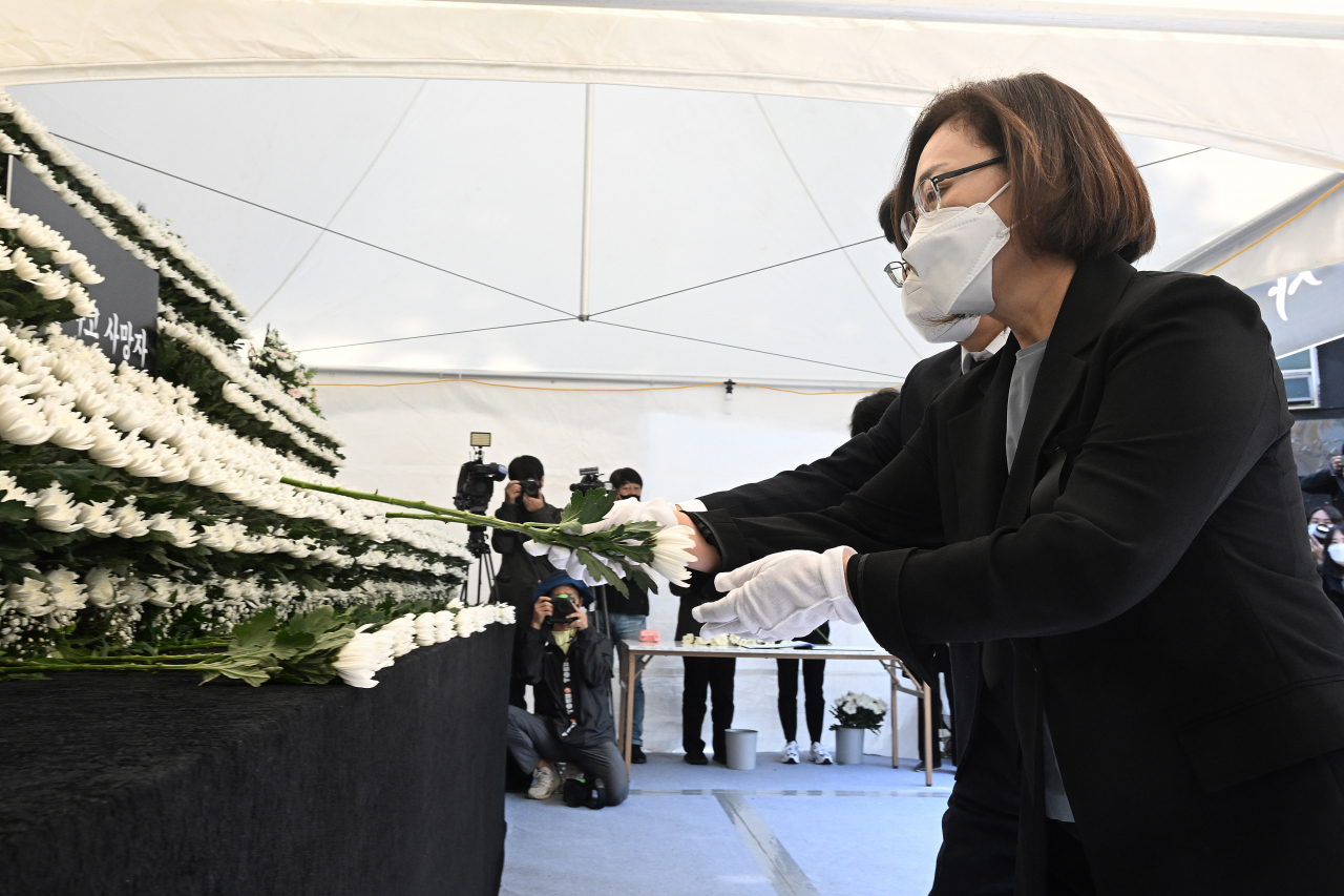 박희영 용산구청장이 지난 31일 서울 용산구 녹사평역광장에 설치된 이태원 사고 사망자 합동분향소에서 헌화하고 있다. [공동취재]