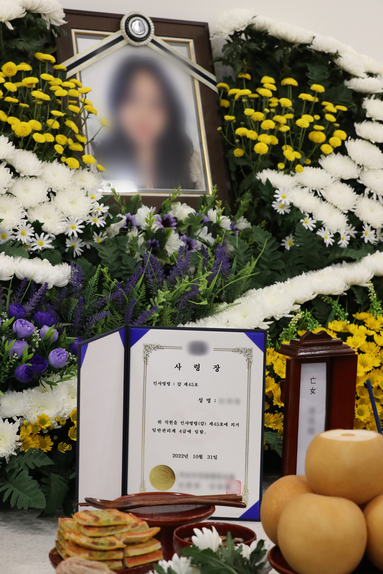 1일 낮 광주 광산구 한 장례식장에 마련된 '이태원 참사' 피해자 가운데 한 명인 20대 은행원의 빈소에 정규직 발령 임명장이 놓여 있다. [연합]