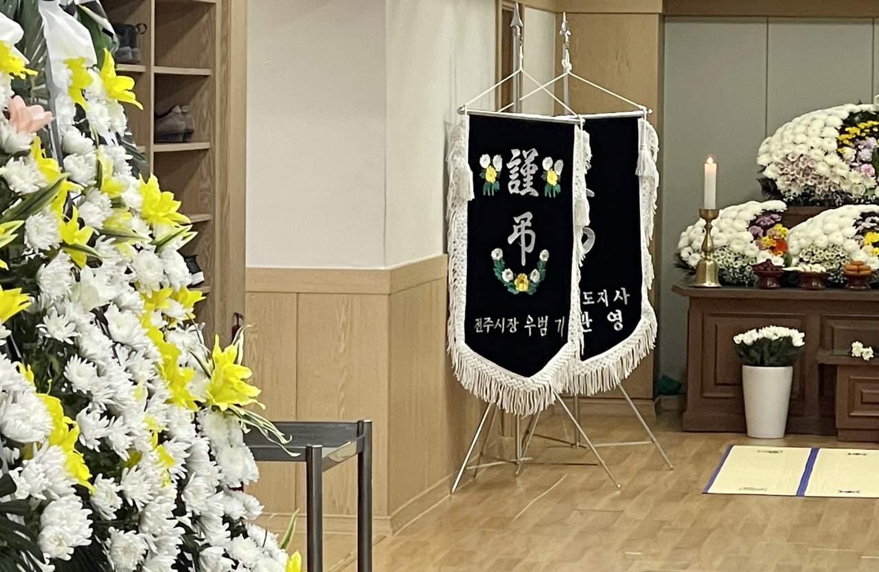 31일 오전 전북 전주시 한 장례식장에 이태원 참사 피해자의 빈소가 마련돼 있다. [연합]