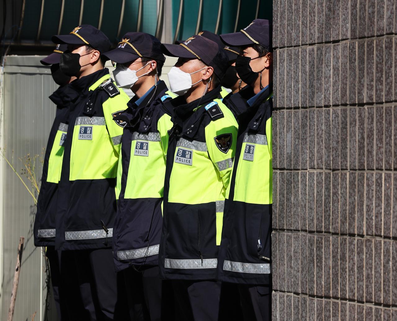 '수원 발발이'로 불린 연쇄성폭행범 박병화가 출소한 31일 거주지인 경기도 화성시의 원룸 주변을 경찰이 통제하고 있다. [연합]