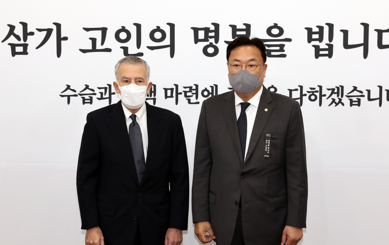 정진석 국민의힘 비상대책위원장이 1일 오전 서울 여의도 국회에서 필립 골드버그 주한 미국 대사를 접견하고 있다. [연합]