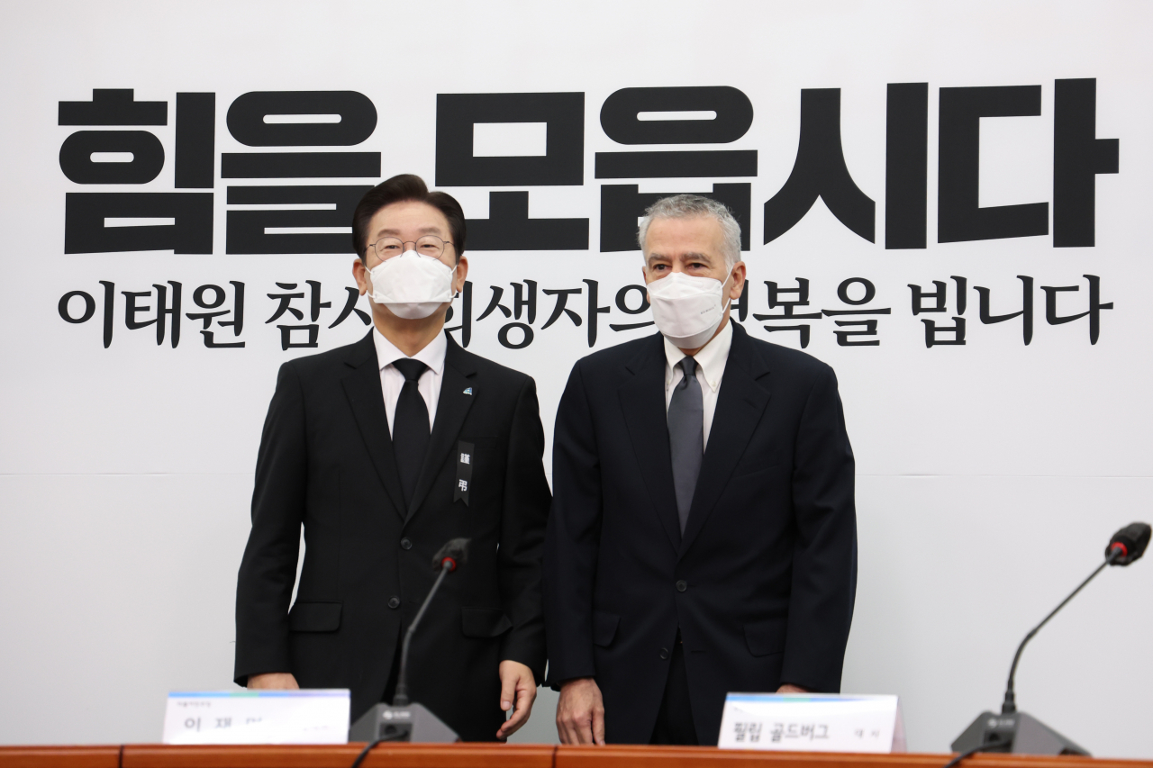 이재명 더불어민주당 대표가 1일 오전 국회에서 필립 골드버그 주한 미국 대사와 면담 전 기념촬영을 하고 있다. [연합]
